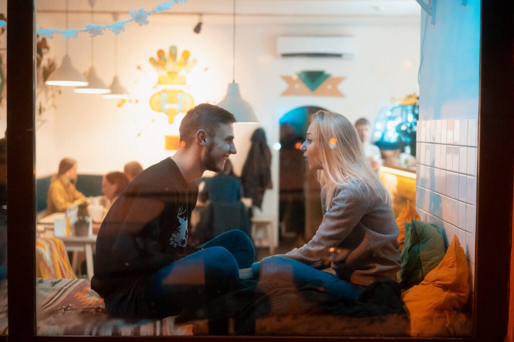 Lidé se baví v restauraci